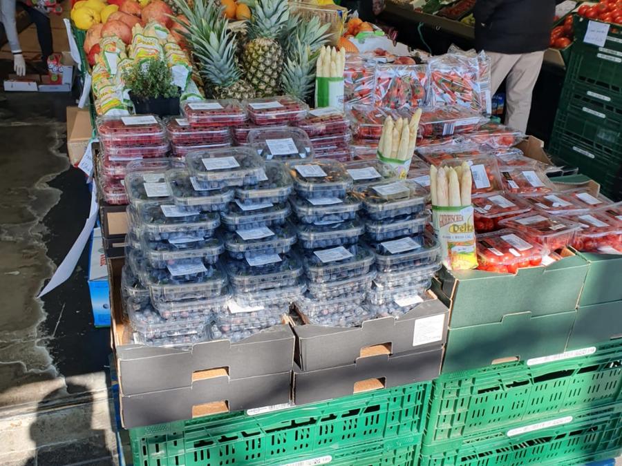 Beeren, Ananas und Obst in der Auslage