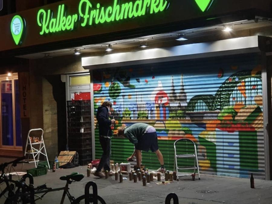 Das Rolltor des Kalker Frischmarkts wird von Künstlern bemalt