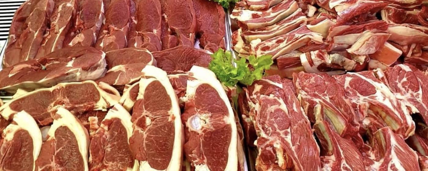 Die Fleischtheke Huzur Kasap mit frisch geschnittenem Fleisch