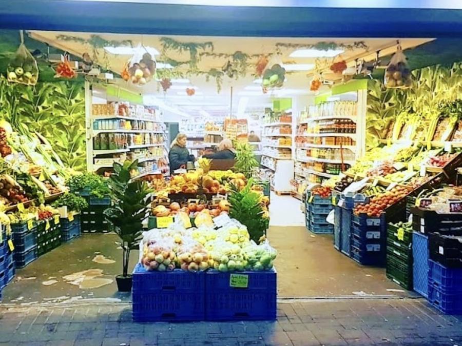 Eingang des Kalker Frischmarkts mit Obst und Gemüse in der Auslage
