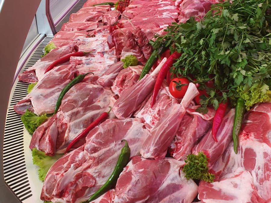 Frisch geschnittenes Fleisch mit Kräutern und Chili in der Theke