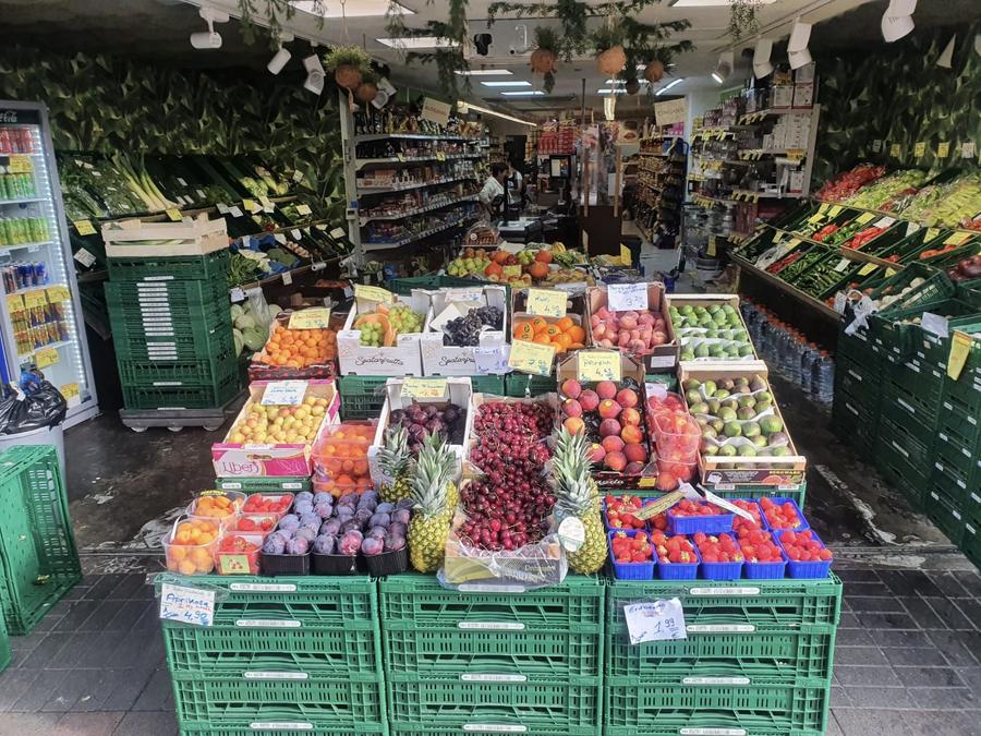 Frisches Obst und Gemüse in grünen Kisten im Kalker Frischmarkt