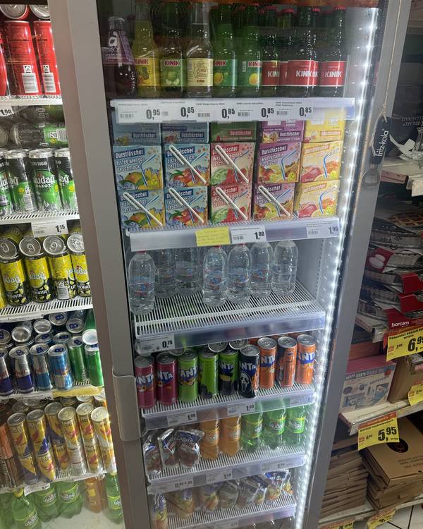 Kühlschrank mit Säften, Wasser und Limonaden